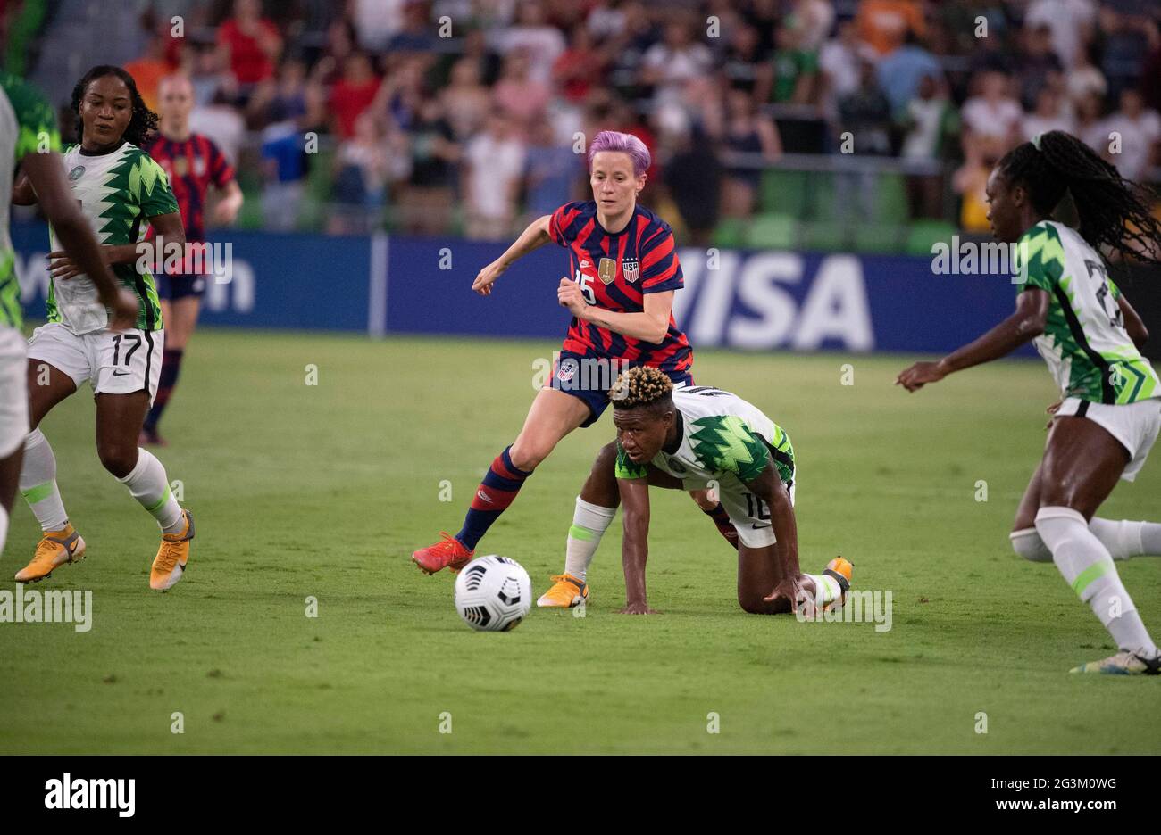 Die US-Amerikanerin MEGAN RAPINOE (15) fordert RITA CHIKWELU (10) und MICHELLE ALOZIE (22) aus Nigeria während der zweiten Hälfte des US Women's National Team (USWNT) 2-0-Sieges über Nigeria im ersten Spiel im 2. Quartal des 2. Quartals in Austin heraus. Die US-amerikanische Frauenmannschaft, eine olympische Favoritin, stellt eine Reihe von Sommerspielen vor, um sich auf die Spiele in Tokio vorzubereiten. Presse erzielte ein Tor beim Sieg für USA Soccer. Kredit: Bob Daemmrich/Alamy Live Nachrichten Stockfoto