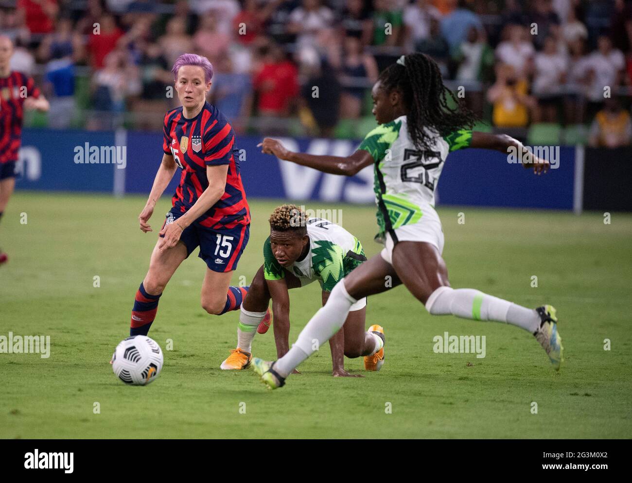 Die US-Amerikanerin MEGAN RAPINOE (15) fordert RITA CHIKWELU (10) und MICHELLE ALOZIE (22) aus Nigeria während der zweiten Hälfte des US Women's National Team (USWNT) 2-0-Sieges über Nigeria im ersten Spiel im 2. Quartal des 2. Quartals in Austin heraus. Die US-amerikanische Frauenmannschaft, eine olympische Favoritin, stellt eine Reihe von Sommerspielen vor, um sich auf die Spiele in Tokio vorzubereiten. Presse erzielte ein Tor beim Sieg für USA Soccer. Kredit: Bob Daemmrich/Alamy Live Nachrichten Stockfoto