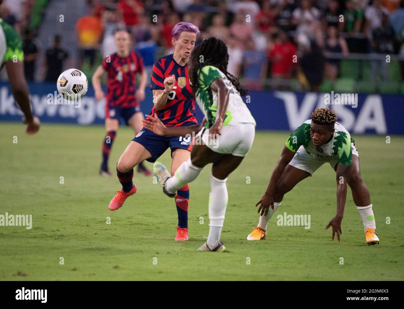 Die US-Amerikanerin MEGAN RAPINOE (15) fordert RITA CHIKWELU (10) und MICHELLE ALOZIE (22) aus Nigeria während der zweiten Hälfte des US Women's National Team (USWNT) 2-0-Sieges über Nigeria im ersten Spiel im 2. Quartal des 2. Quartals in Austin heraus. Die US-amerikanische Frauenmannschaft, eine olympische Favoritin, stellt eine Reihe von Sommerspielen vor, um sich auf die Spiele in Tokio vorzubereiten. Presse erzielte ein Tor beim Sieg für USA Soccer. Kredit: Bob Daemmrich/Alamy Live Nachrichten Stockfoto