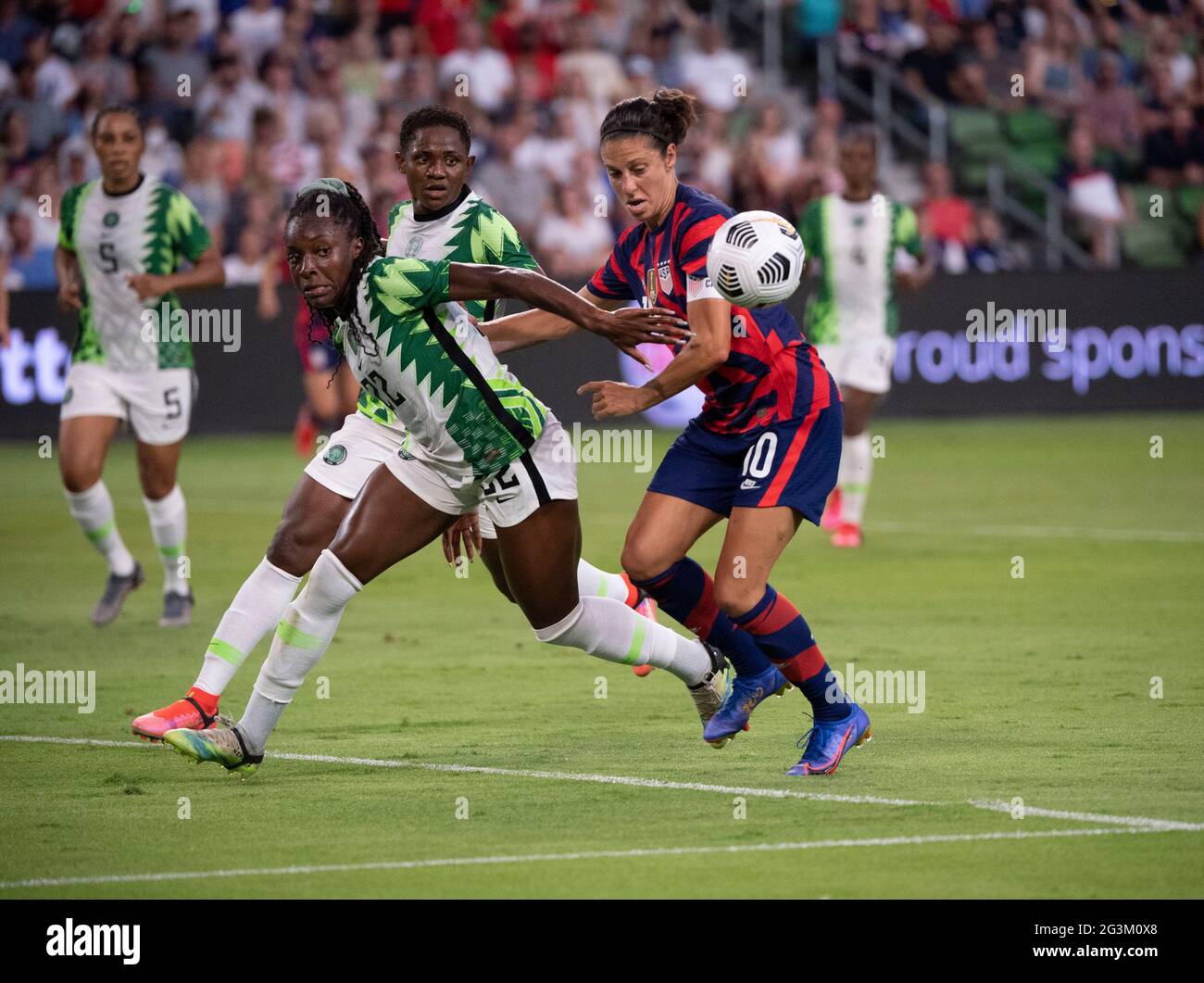 Austin, Texas, USA, Juni 16 2021: Die US-Stürterin CARLI LLOYD (10) tritt in der zweiten Hälfte des US Women's National Team (USWNT) 2-0-Sieges gegen Nigeria im ersten Spiel im 2. Quartal des 2. Quartals in Austin gegen die NIGERIANISCHE MICHELLE ALOZI (22) an. Die US-amerikanische Frauenmannschaft, eine olympische Favoritin, stellt eine Reihe von Sommerspielen vor, um sich auf die Spiele in Tokio vorzubereiten. Presse erzielte ein Tor beim Sieg für USA Soccer. Kredit: Bob Daemmrich/Alamy Live Nachrichten Stockfoto