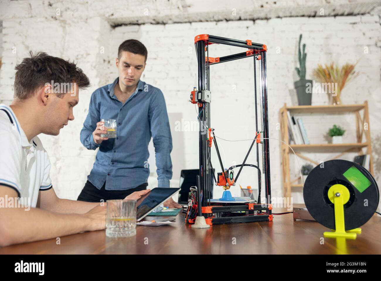 Neue Generation der 3D-Druckmaschine, die ein Stück Kunststoff druckt. Für den Einsatz in kleinen Räumen, im Büro oder privat Stockfoto