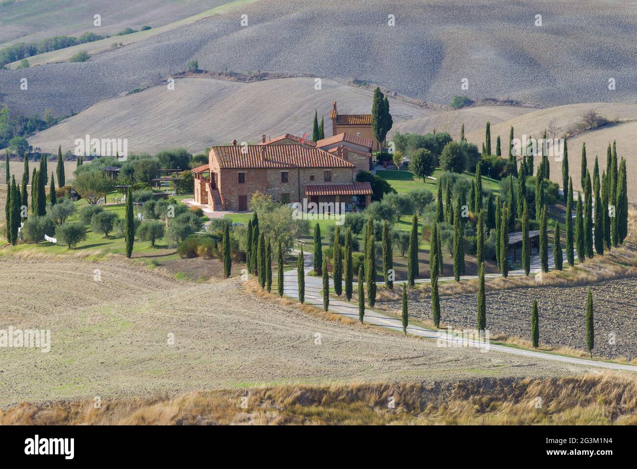 TOSKANA, ITALIEN - 23. SEPTEMBER 2017: Ein altes Landgut in der toskanischen Landschaft am Septembernachmittag. Italien Stockfoto