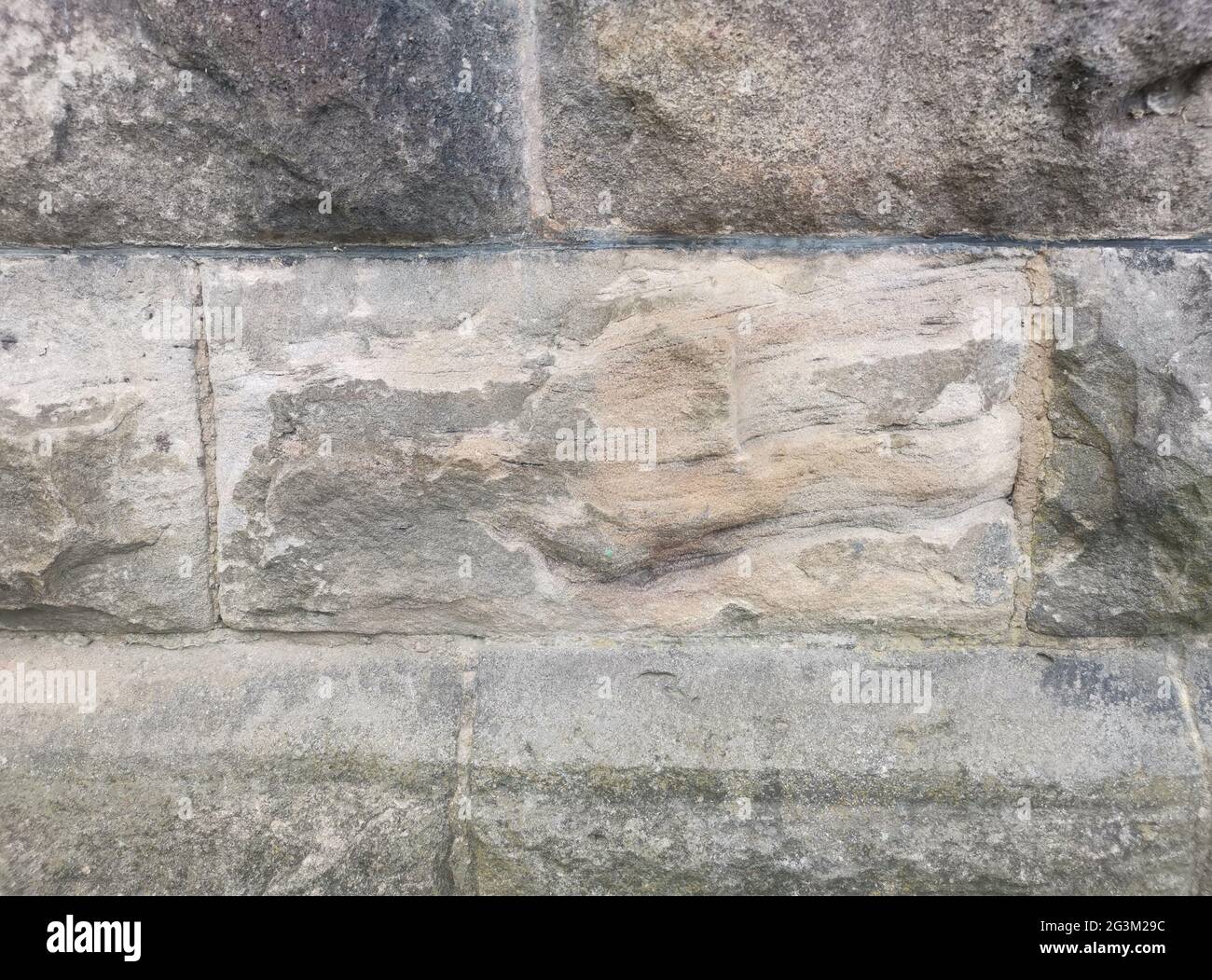 Grober grauer strukturierter lokaler Steinblock-Hintergrund mit Platz für Kopien Stockfoto