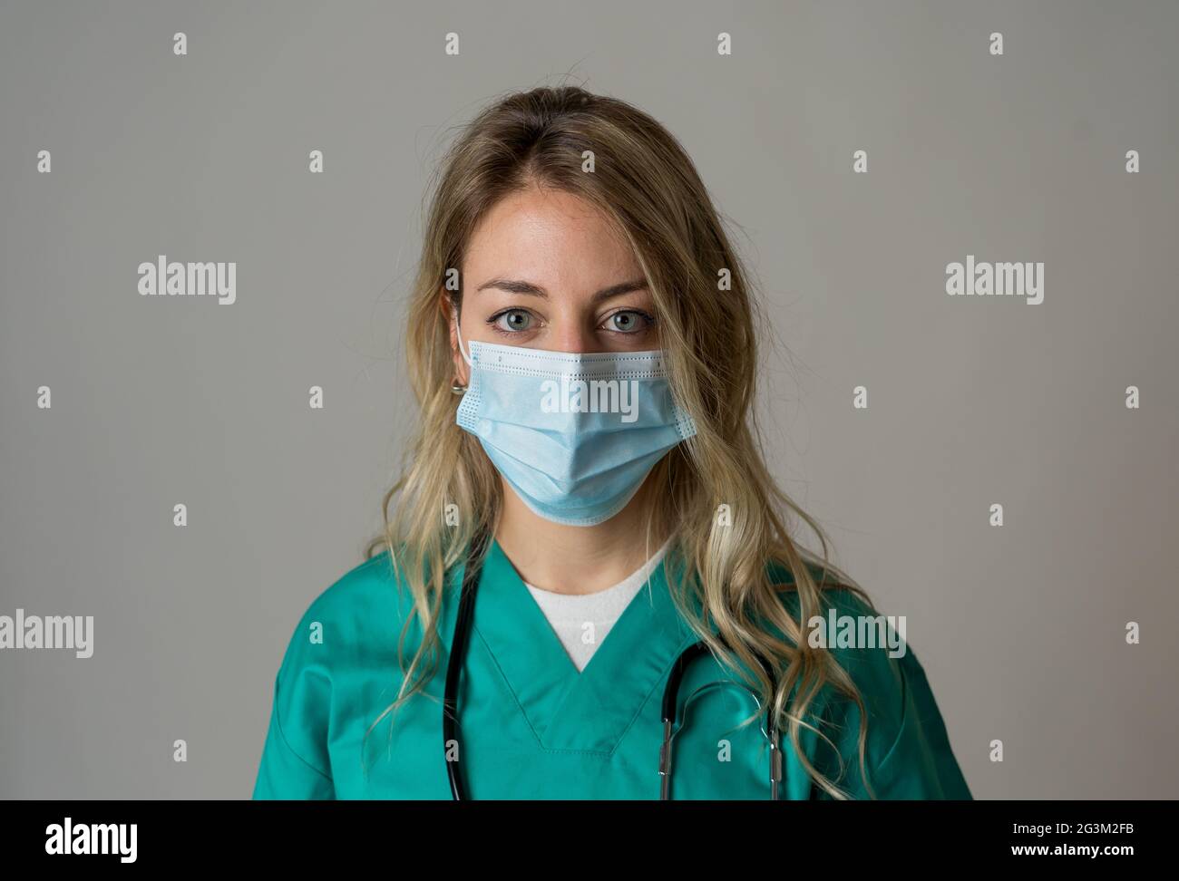 Porträt einer Ärztin oder Krankenschwester, die Peeling und eine medizinische Gesichtsmaske trägt. Emotionaler Stress durch überarbeiteter Gesundheitsfachkräfte und Ärzte Stockfoto