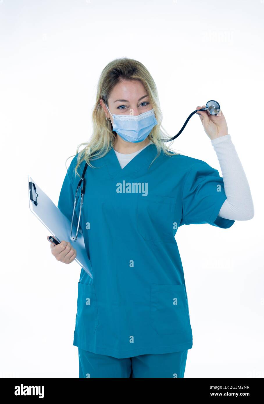 Porträt einer glücklichen selbstbewussten Ärztin oder Krankenschwester mit Peeling und schützender medizinischer Gesichtsmaske, die Ordner hält, und medizinischen Fachkräften und medi Stockfoto