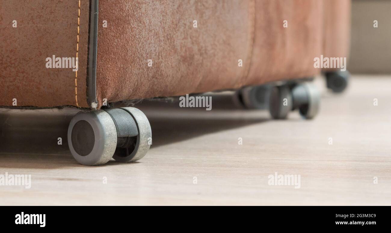 Esszimmerstuhl aus Leder mit Rädern - schmutzig und gebraucht  Stockfotografie - Alamy