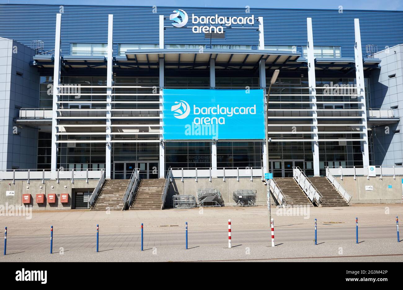 Hamburg, Deutschland. Juni 2021. Der Schriftzug „barclaycard Arena“ befindet sich auf der gleichnamigen Multifunktionsarena für Sport- und Kulturveranstaltungen. Die Barclaycard Arena in Bahrenfeld wird in Barclays Arena umbenannt. Quelle: Georg Wendt/dpa/Alamy Live News Stockfoto