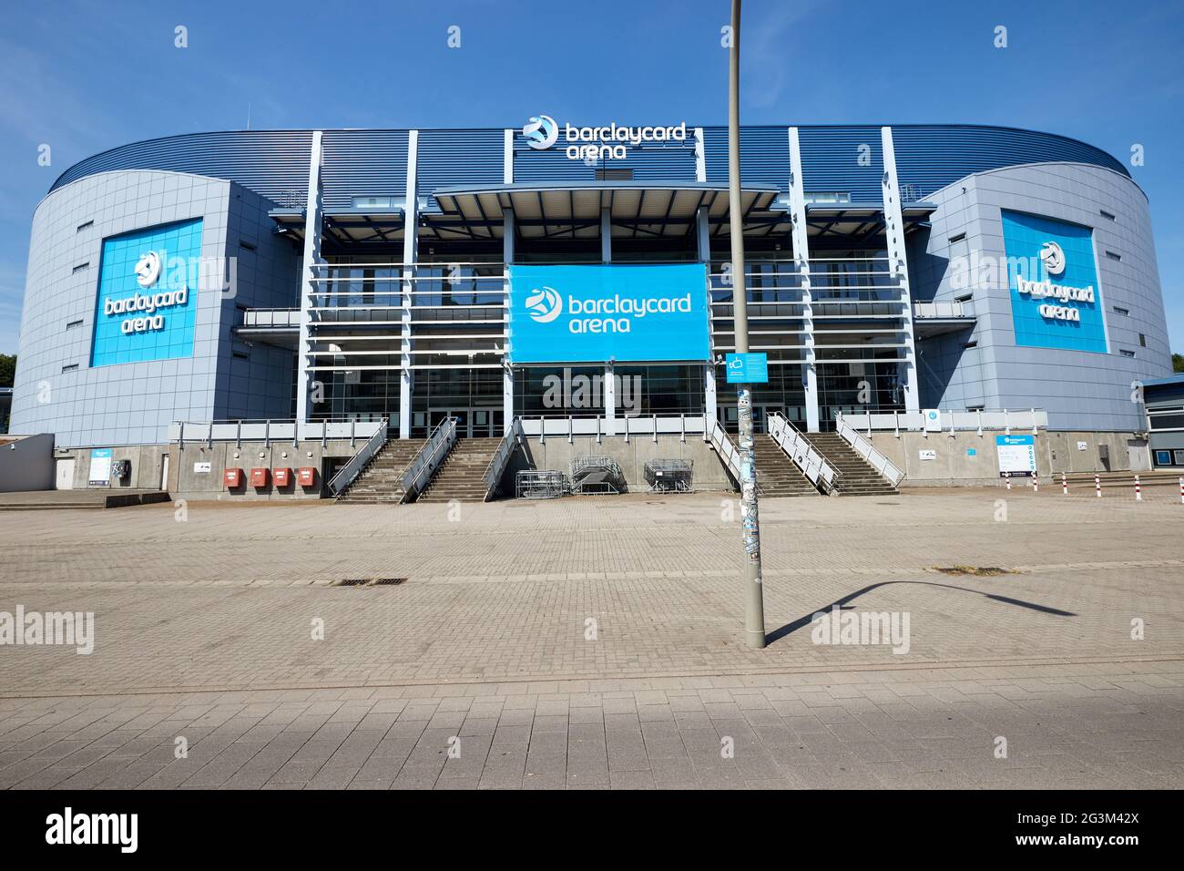 Hamburg, Deutschland. Juni 2021. Der Schriftzug „barclaycard Arena“ befindet sich auf der gleichnamigen Multifunktionsarena für Sport- und Kulturveranstaltungen. Die Barclaycard Arena in Bahrenfeld wird in Barclays Arena umbenannt. Quelle: Georg Wendt/dpa/Alamy Live News Stockfoto