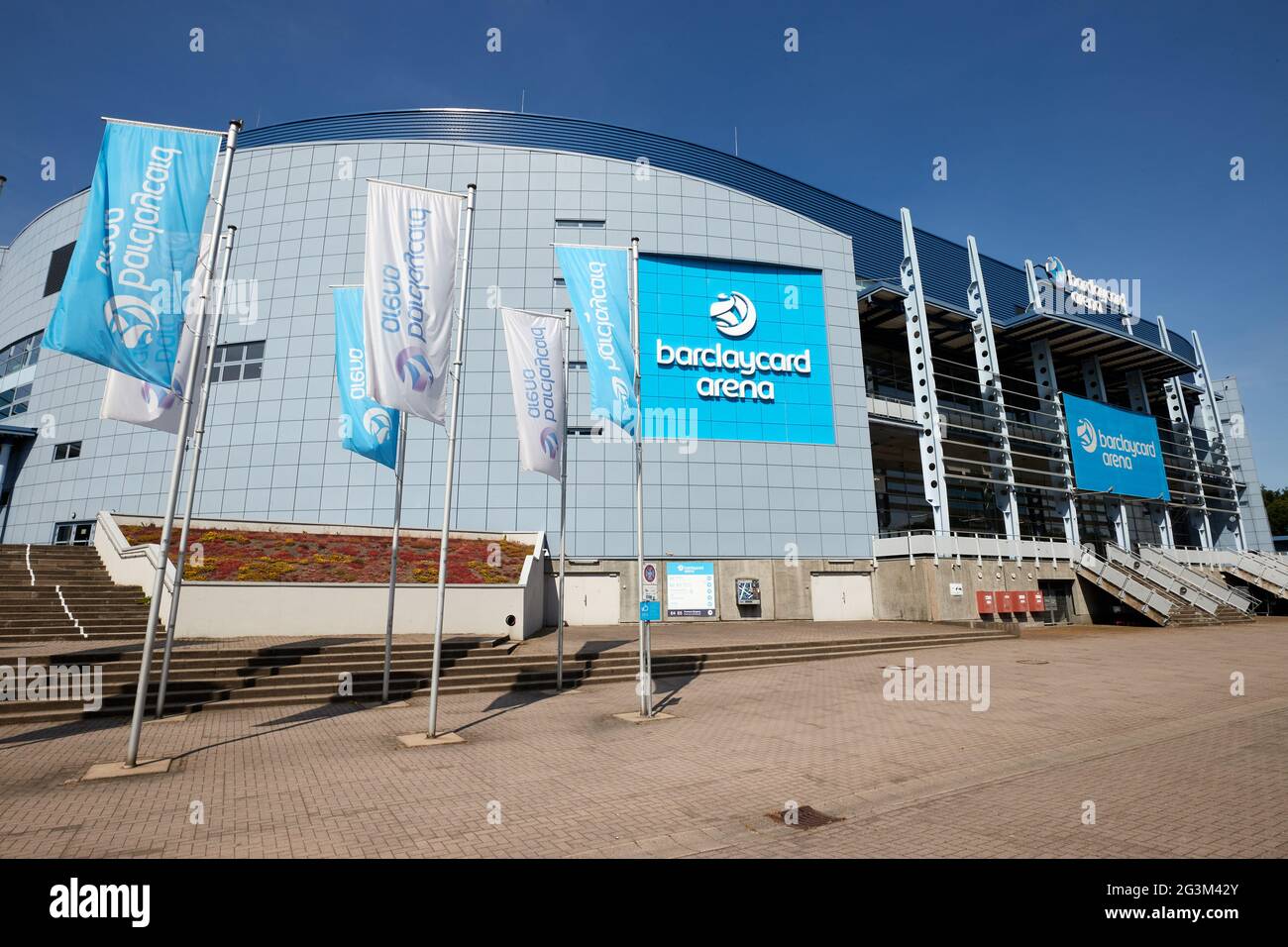 Hamburg, Deutschland. Juni 2021. Der Schriftzug „barclaycard Arena“ befindet sich auf der gleichnamigen Multifunktionsarena für Sport- und Kulturveranstaltungen. Die Barclaycard Arena in Bahrenfeld wird in Barclays Arena umbenannt. Quelle: Georg Wendt/dpa/Alamy Live News Stockfoto