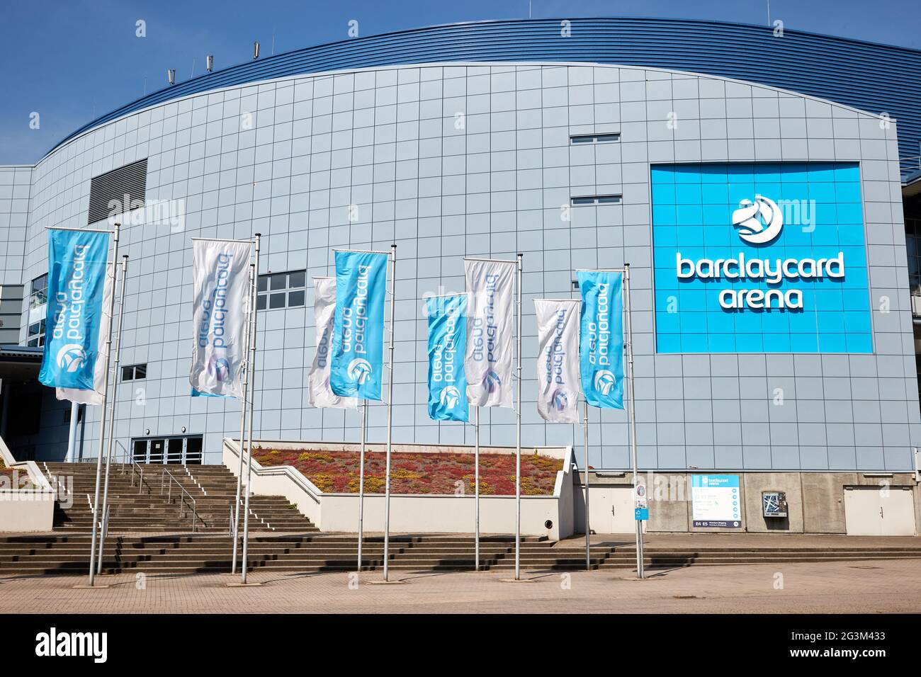 Hamburg, Deutschland. Juni 2021. Der Schriftzug „barclaycard Arena“ befindet sich auf der gleichnamigen Multifunktionsarena für Sport- und Kulturveranstaltungen. Die Barclaycard Arena in Bahrenfeld wird in Barclays Arena umbenannt. Quelle: Georg Wendt/dpa/Alamy Live News Stockfoto