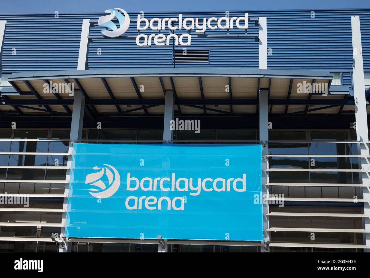 Hamburg, Deutschland. Juni 2021. Der Schriftzug „barclaycard Arena“ befindet sich auf der gleichnamigen Multifunktionsarena für Sport- und Kulturveranstaltungen. Die Barclaycard Arena in Bahrenfeld wird in Barclays Arena umbenannt. Quelle: Georg Wendt/dpa/Alamy Live News Stockfoto