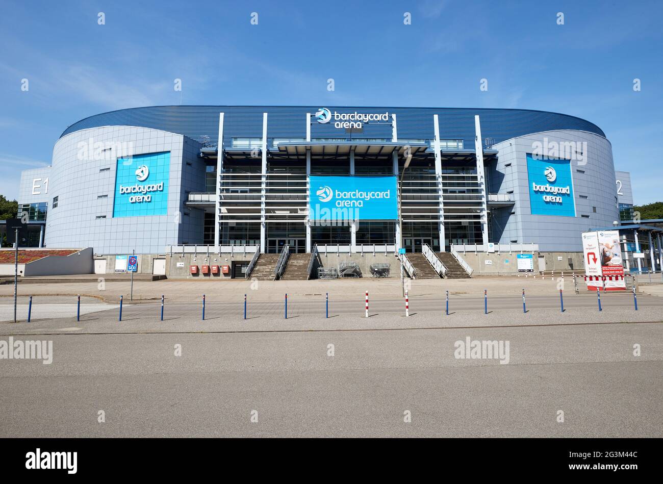 Hamburg, Deutschland. Juni 2021. Der Schriftzug „barclaycard Arena“ befindet sich auf der gleichnamigen Multifunktionsarena für Sport- und Kulturveranstaltungen. Die Barclaycard Arena in Bahrenfeld wird in Barclays Arena umbenannt. Quelle: Georg Wendt/dpa/Alamy Live News Stockfoto