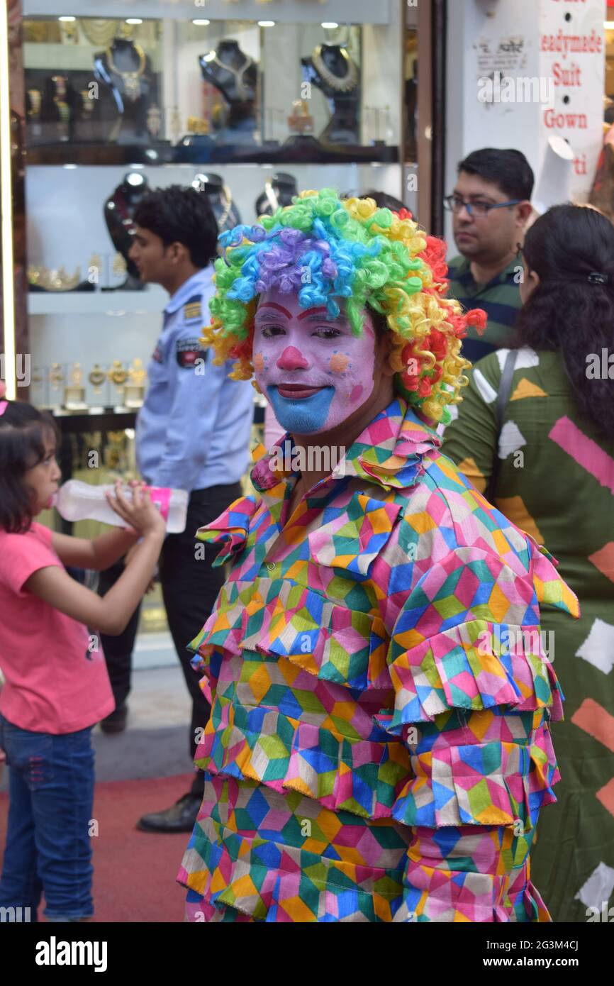 Person, die während einer Holi-Fest-Feier in Indien mit leuchtend farbigem Pulver bedeckt ist Stockfoto