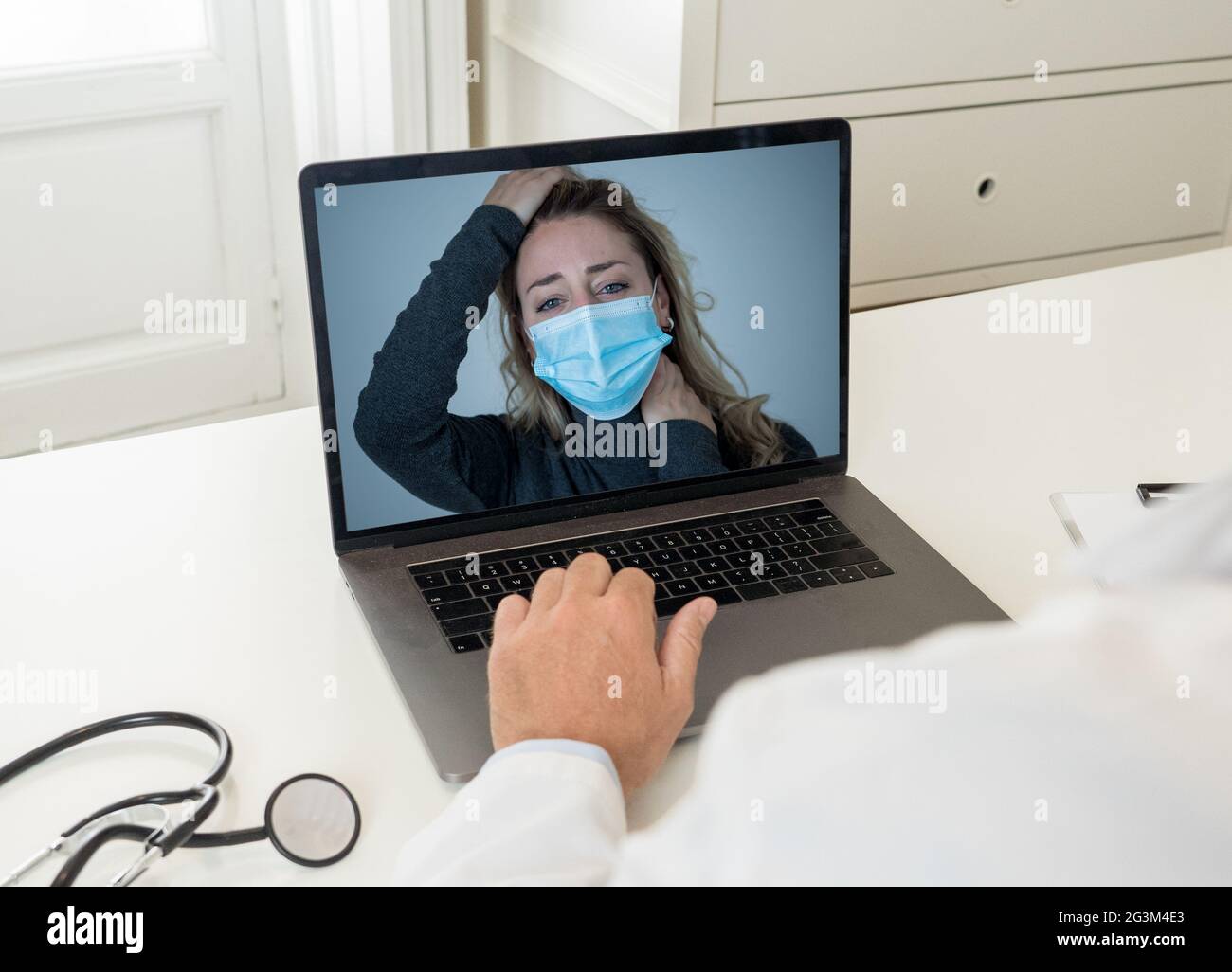 Online-medizinische Beratung. Bildschirm-Laptop mit kranker Frau, die einen Arzt zur medizinischen Behandlung anruft. Medizin online, virtueller Termin mit On Stockfoto