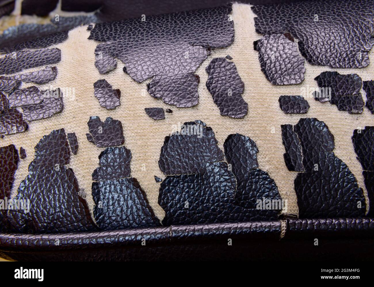 Die Oberfläche aus Kunstleder auf dem Sofa ist gesprungen Stockfoto