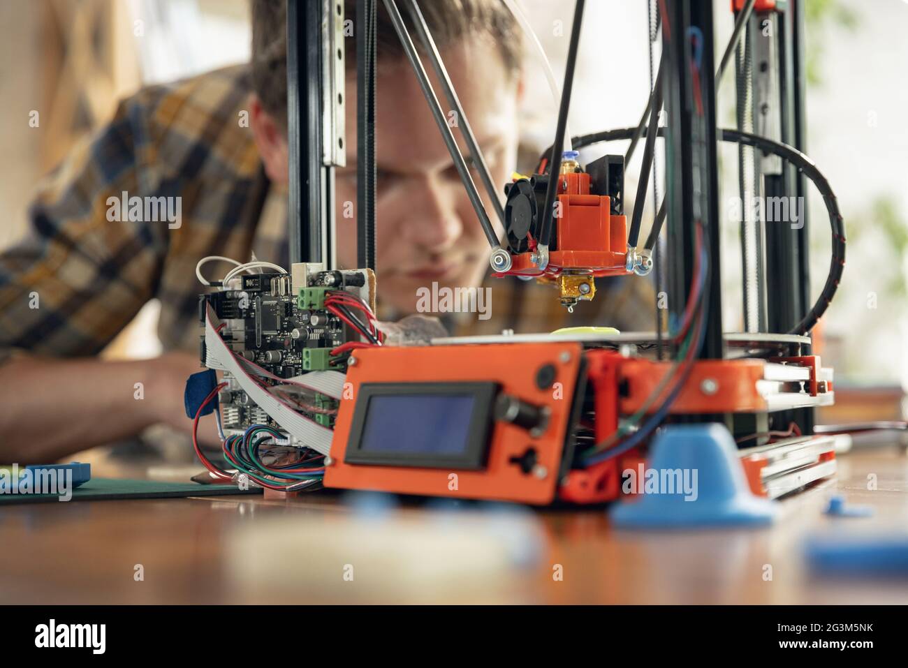 Neue Generation der 3D-Druckmaschine, die ein Stück Kunststoff druckt. Für den Einsatz in kleinen Räumen, im Büro oder privat Stockfoto