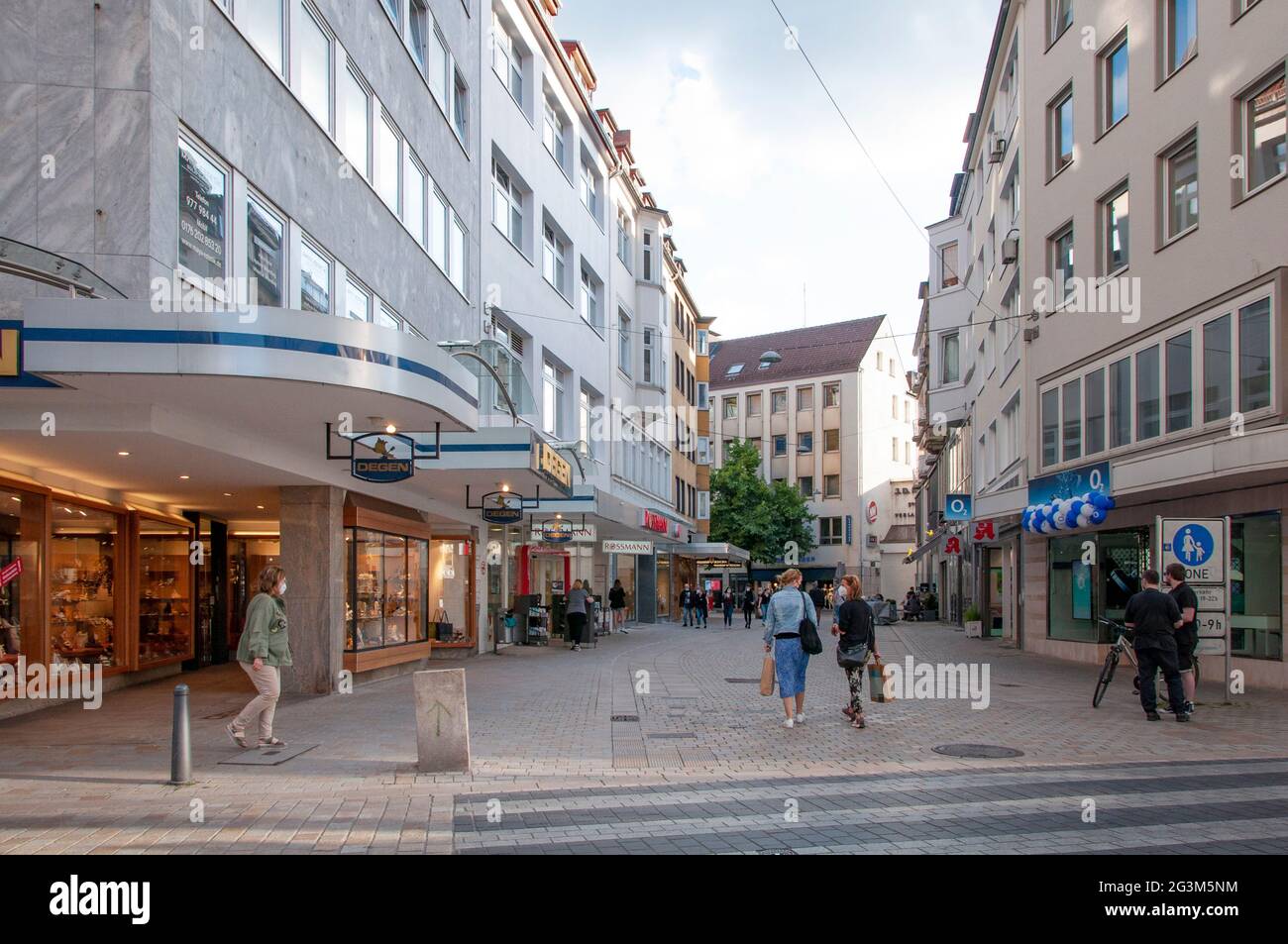 BIELEFELD, DEUTSCHLAND. 12. JUNI 2021. Blick auf die kleine deutsche Straße mit Geschäften. Menschen, die herumlaufen Stockfoto