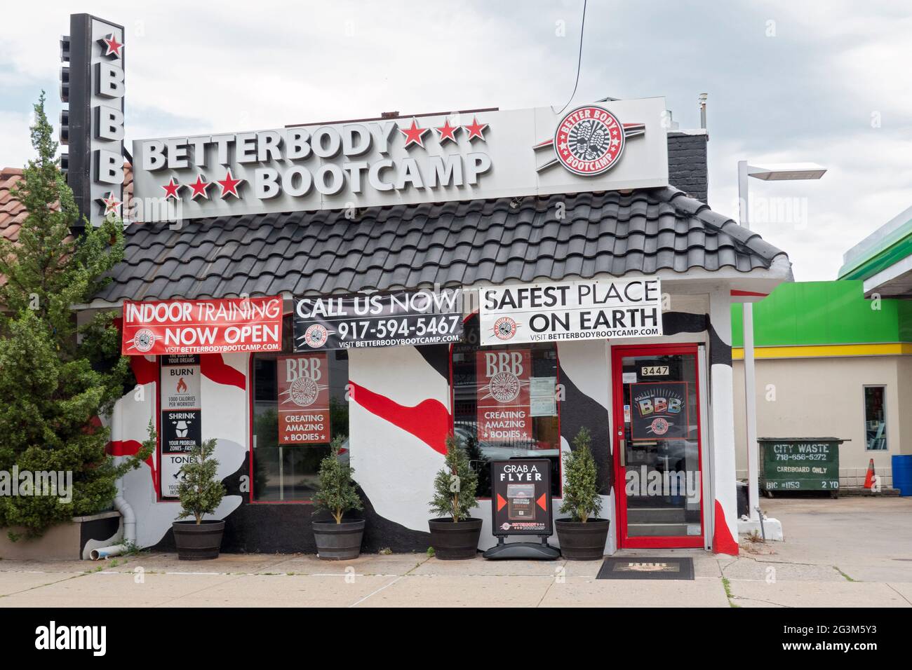 Die Bayside Better Body Boot Camp Turnhalle am Bell Blvd. Behauptet, der sicherste Ort auf der Erde zu sein. In Queens, New York. Stockfoto