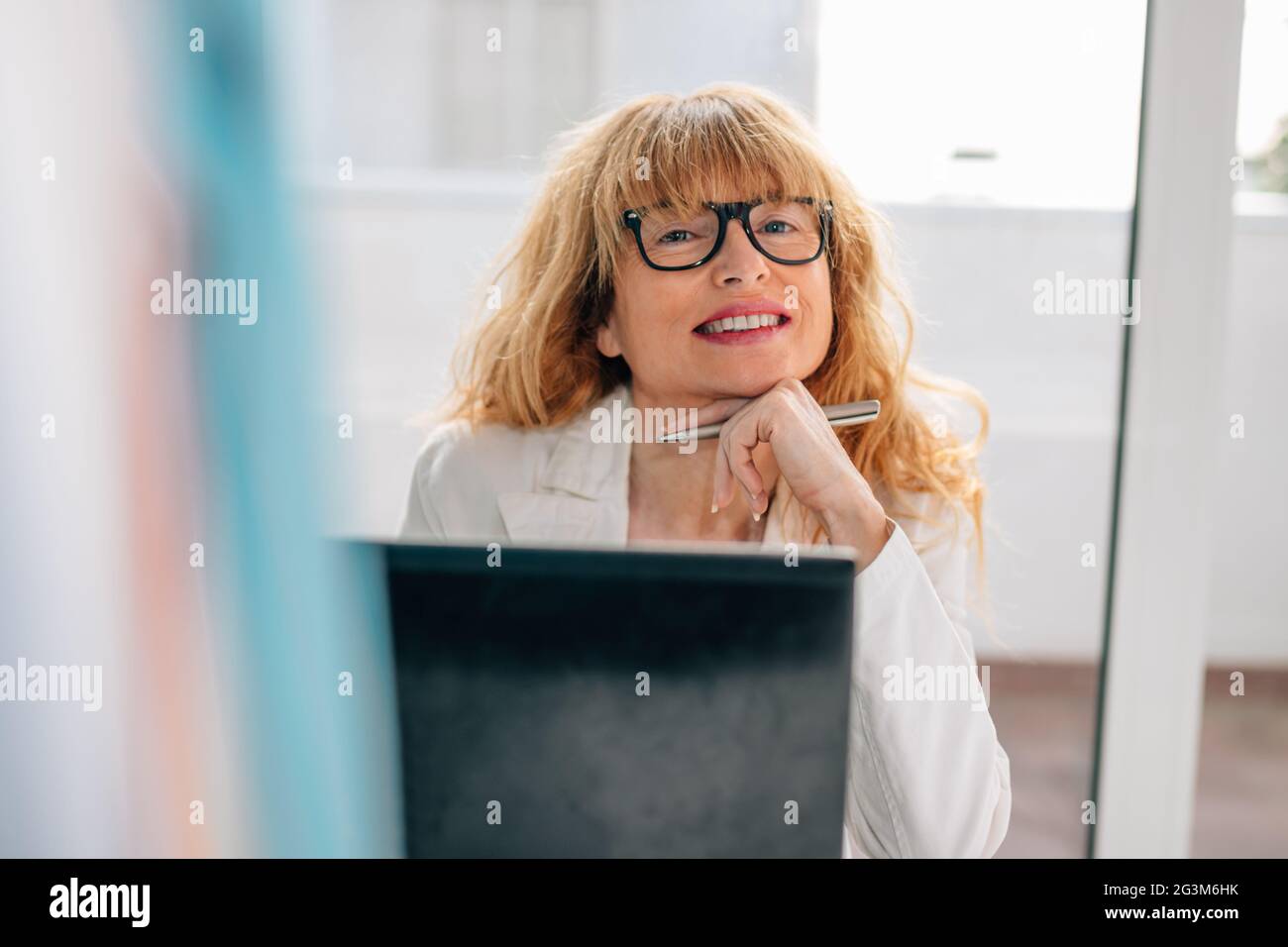 Arbeiterin im Büro mit Computer Stockfoto