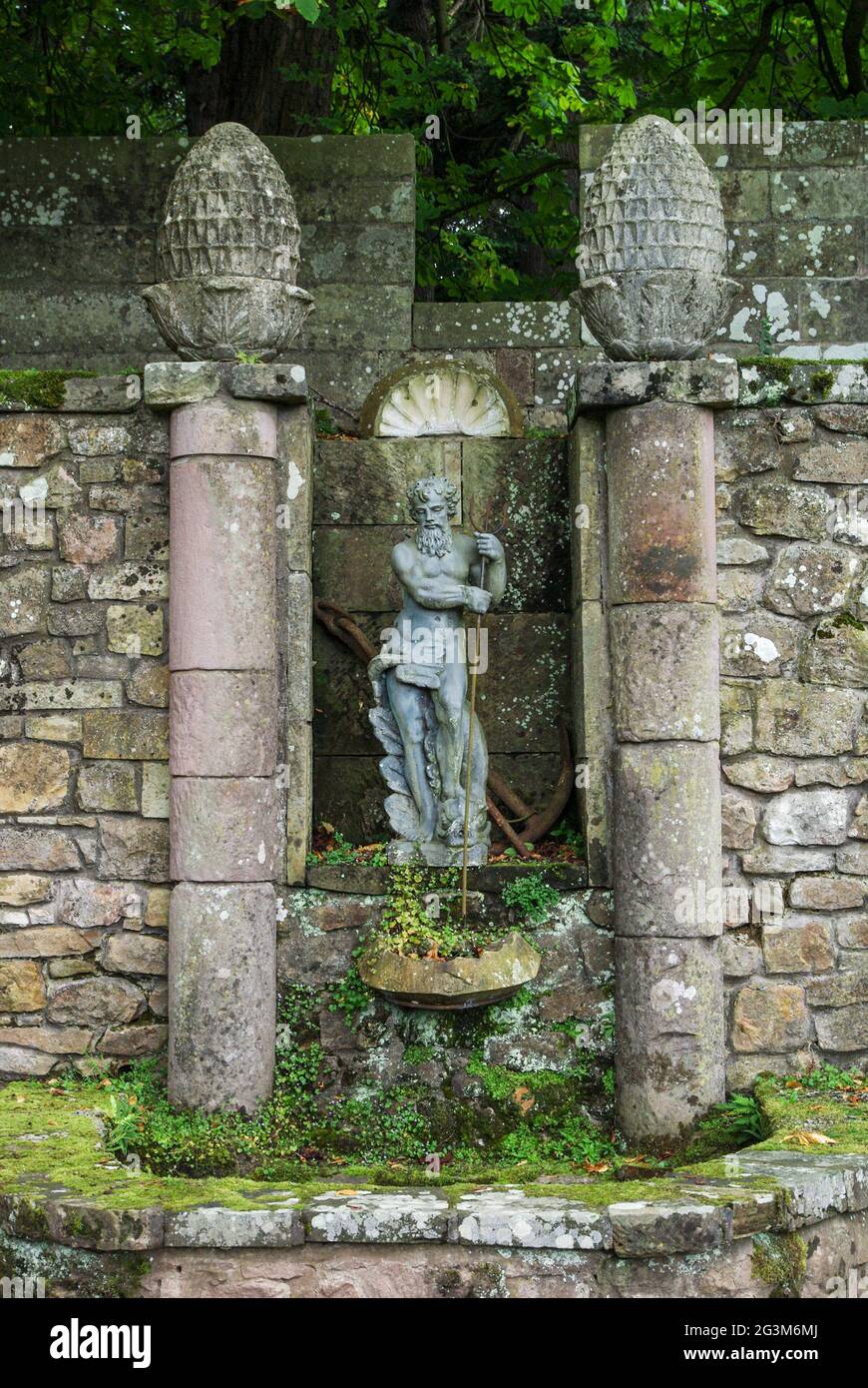 Klassische Statue, nach Neptun modelliert, im Italienischen Garten, k Chilingham Castle, Northumberland, Großbritannien Stockfoto