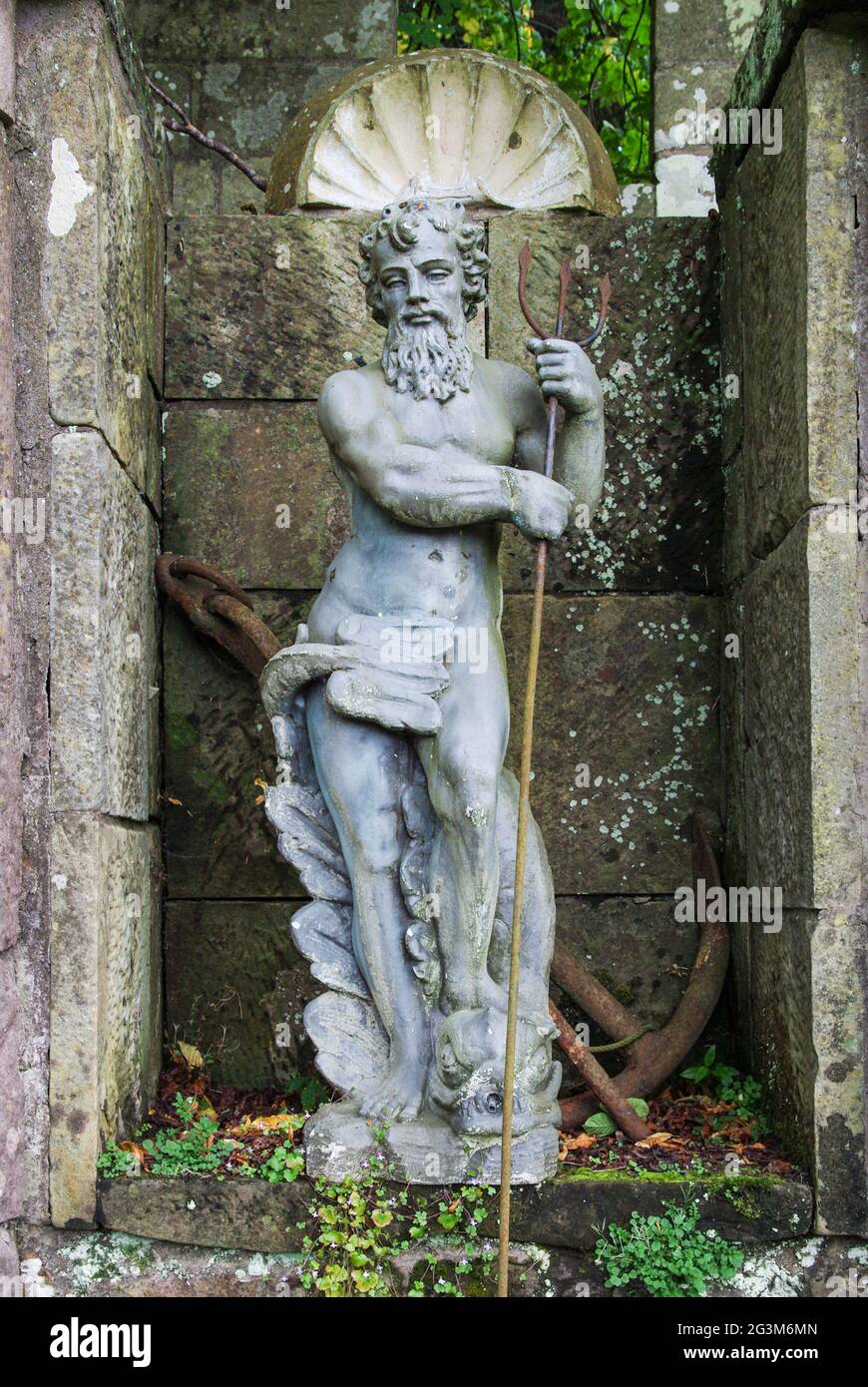 Klassische Statue, nach Neptun modelliert, im Italienischen Garten, k Chilingham Castle, Northumberland, Großbritannien Stockfoto