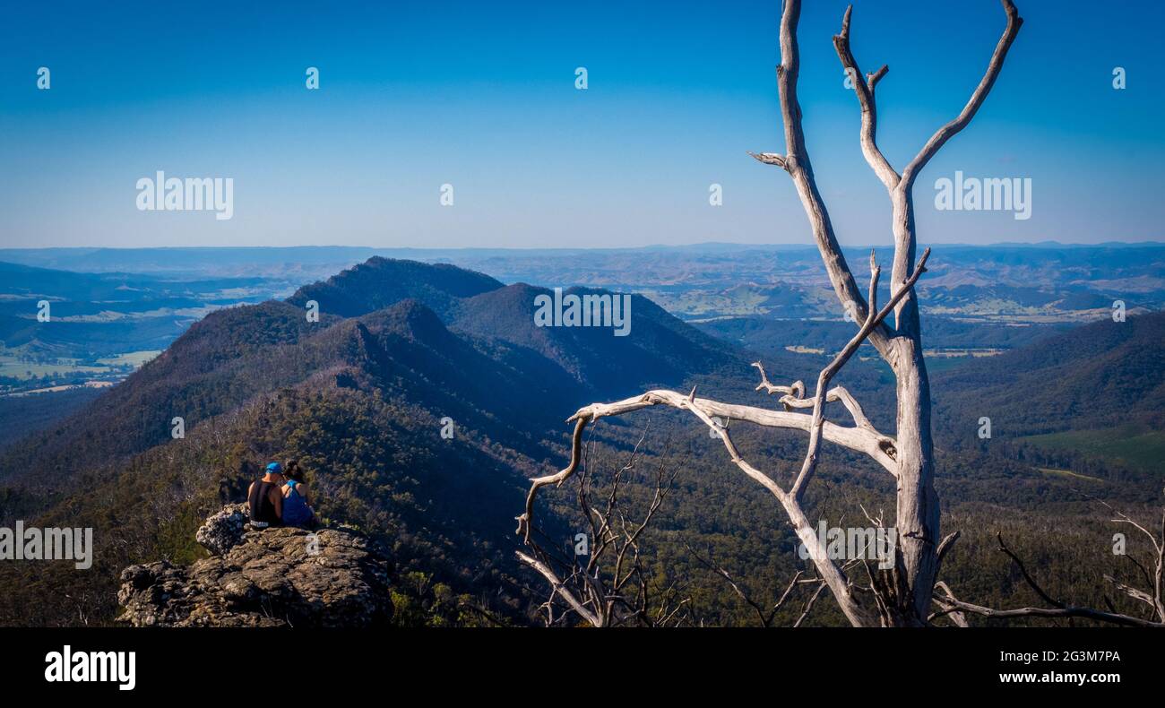 Panoramablick von der Spitze der melbourne victorias Cathedral Ranges mit Blick auf den Cooks Mill Campingplatz Stockfoto