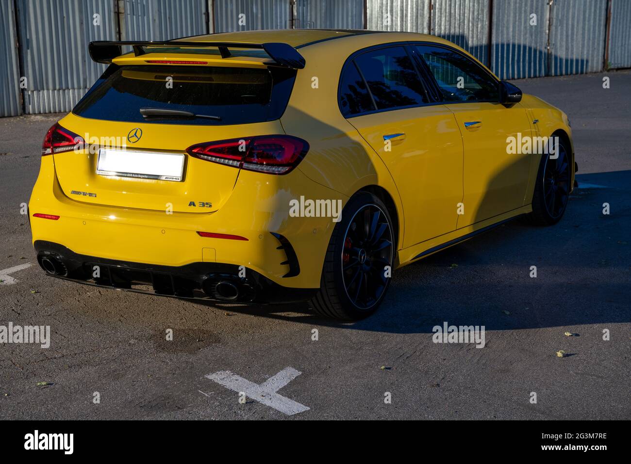 Mercedes-AMG A 35 in der Stadt Parken in der Nacht Stockfoto
