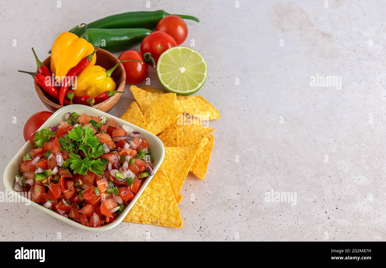Mexikanische Vorspeise Pico de Gallo in einer Schüssel und Zutaten auf ...