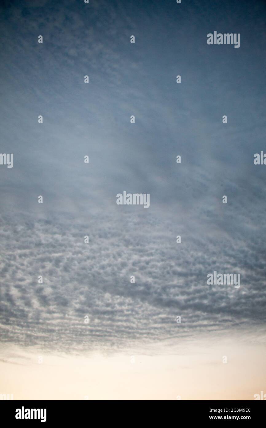 Dunkle und graue Wolken am Himmel Stockfoto