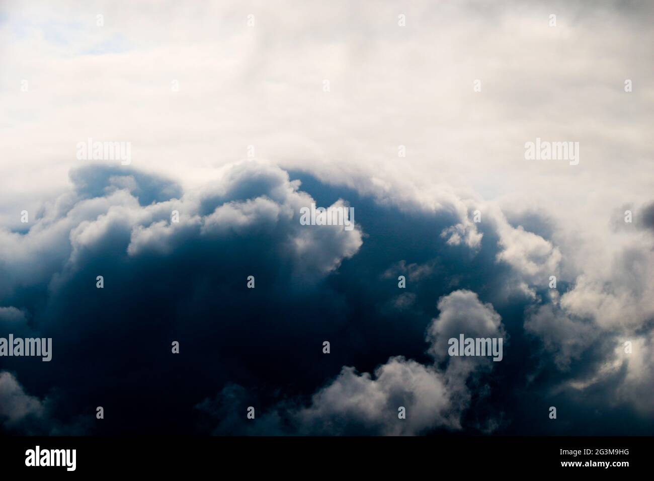 Dunkle Wolken am Himmel Stockfoto