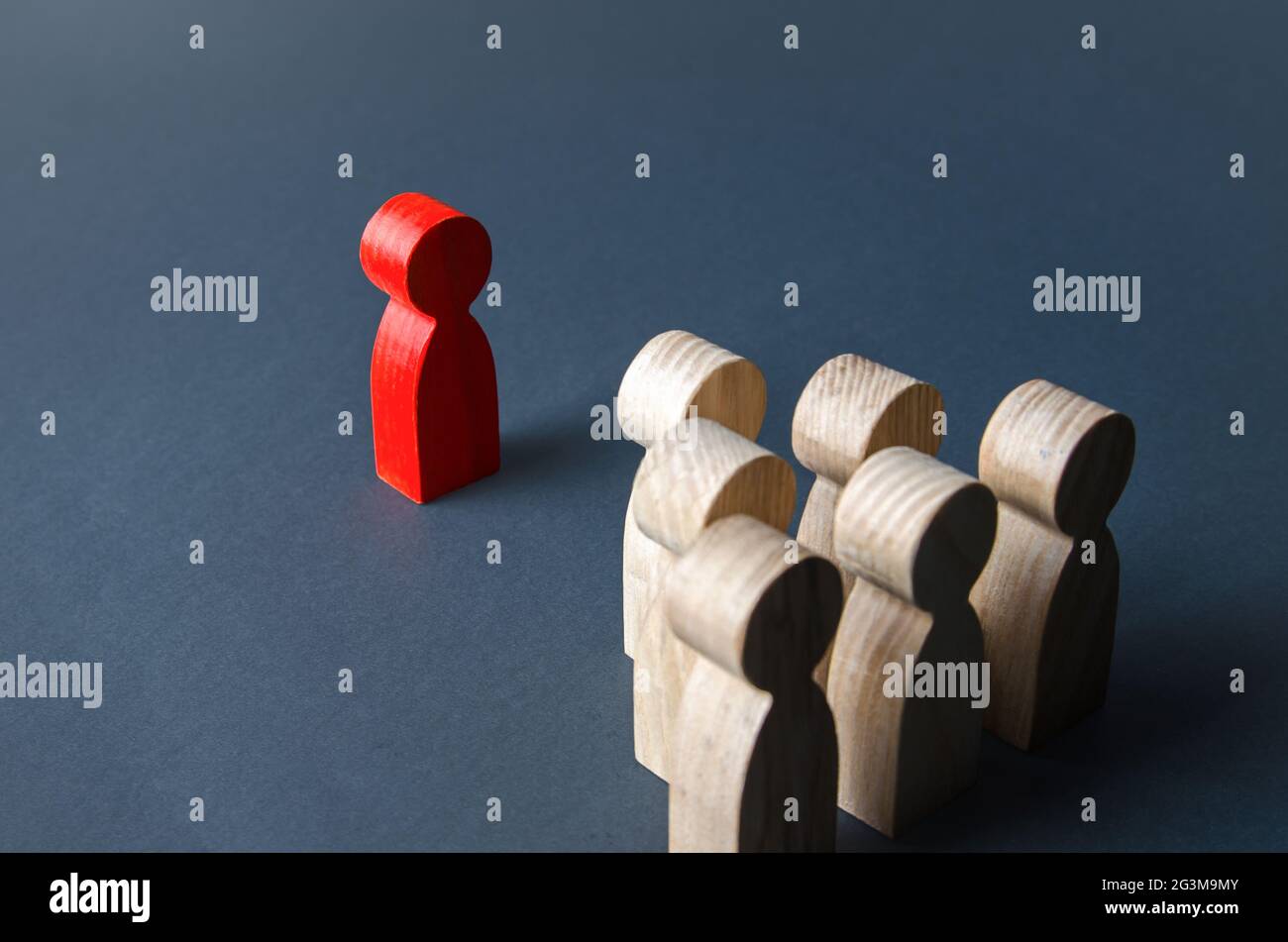 Roter Mann und Gruppe von Menschen. Führung. Anerkennung der Führungsrolle durch Teammitglieder. Kontaktaufnahme. Quantitative Überlegenheit. Cooperation ag Stockfoto