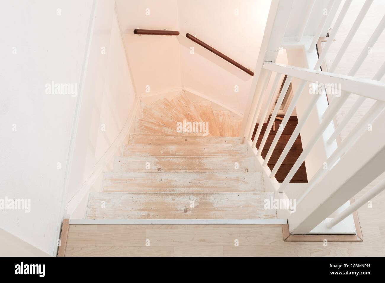 Entfernen von Teppich, Klebstoff und Farbe von einer alten Treppe  Stockfotografie - Alamy