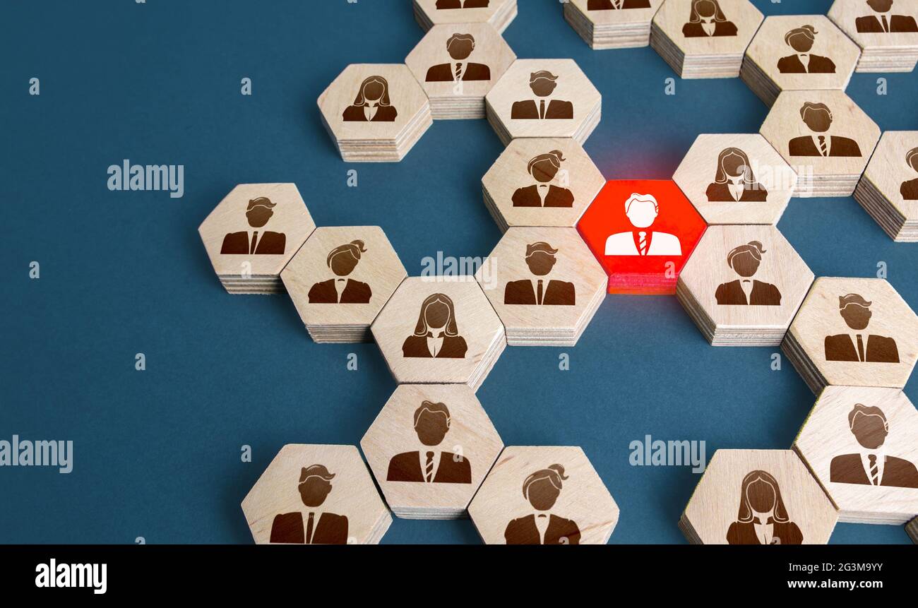 Roter Mann in der allgemeinen Struktur der Verbindungen der Menschen. Ein wichtiger Mitarbeiter. Unersetzlicher wertvoller Mitarbeiter. Fachlich und professionell. Expe Stockfoto