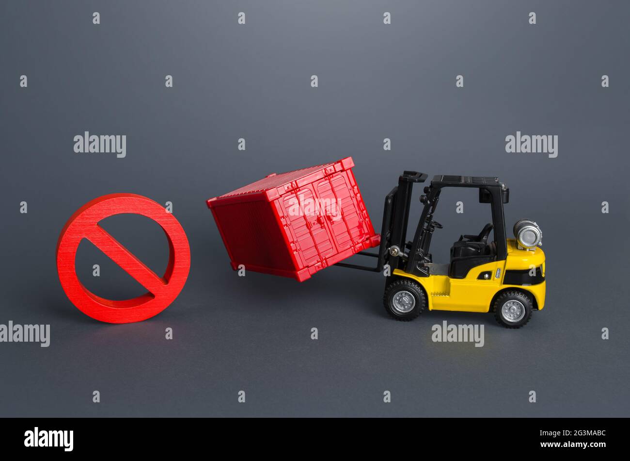 Gabelstapler mit Behälter und Verbotssymbol Nr. Sanktionen gegen wirtschaftlichen Druck. Globale Krise in der Containerschifffahrt, Logistikprobleme. Versandkont Stockfoto