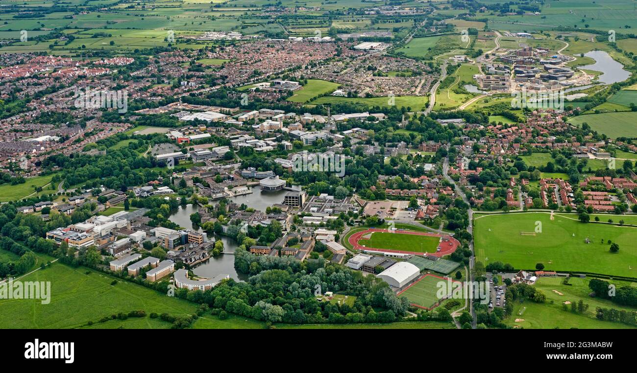 Eine Luftaufnahme des Campus der York University, North Yorkshire, Nordengland, Großbritannien, zeigt sowohl den Westen als auch den neuen östlichen Campus Stockfoto
