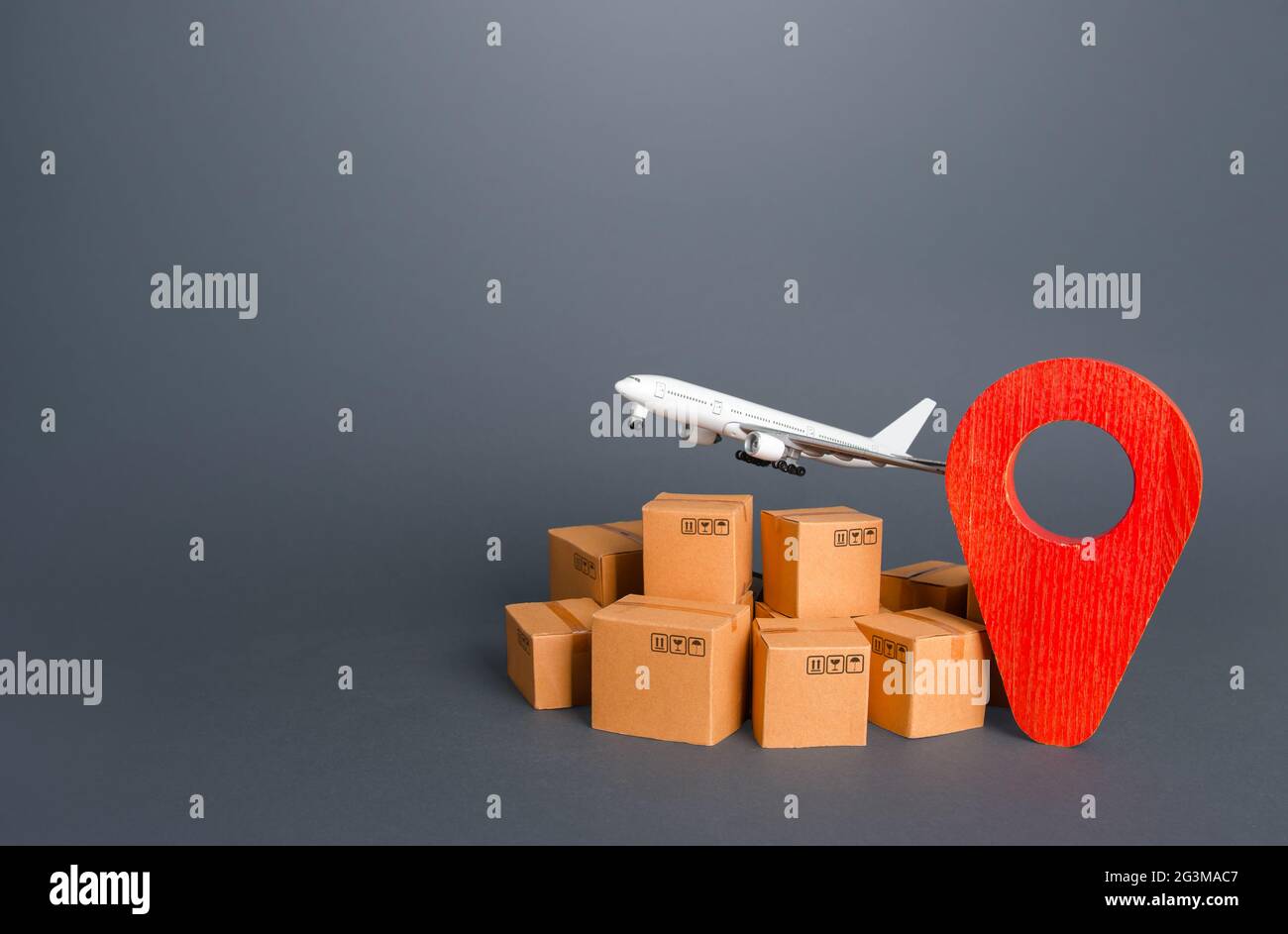 Flugzeug über Kartons und roten Positionsnadel. Lieferung von Sendungen und Ladungen per Flugzeug. Pakete per Luftpost. Erhöhte Deman Stockfoto