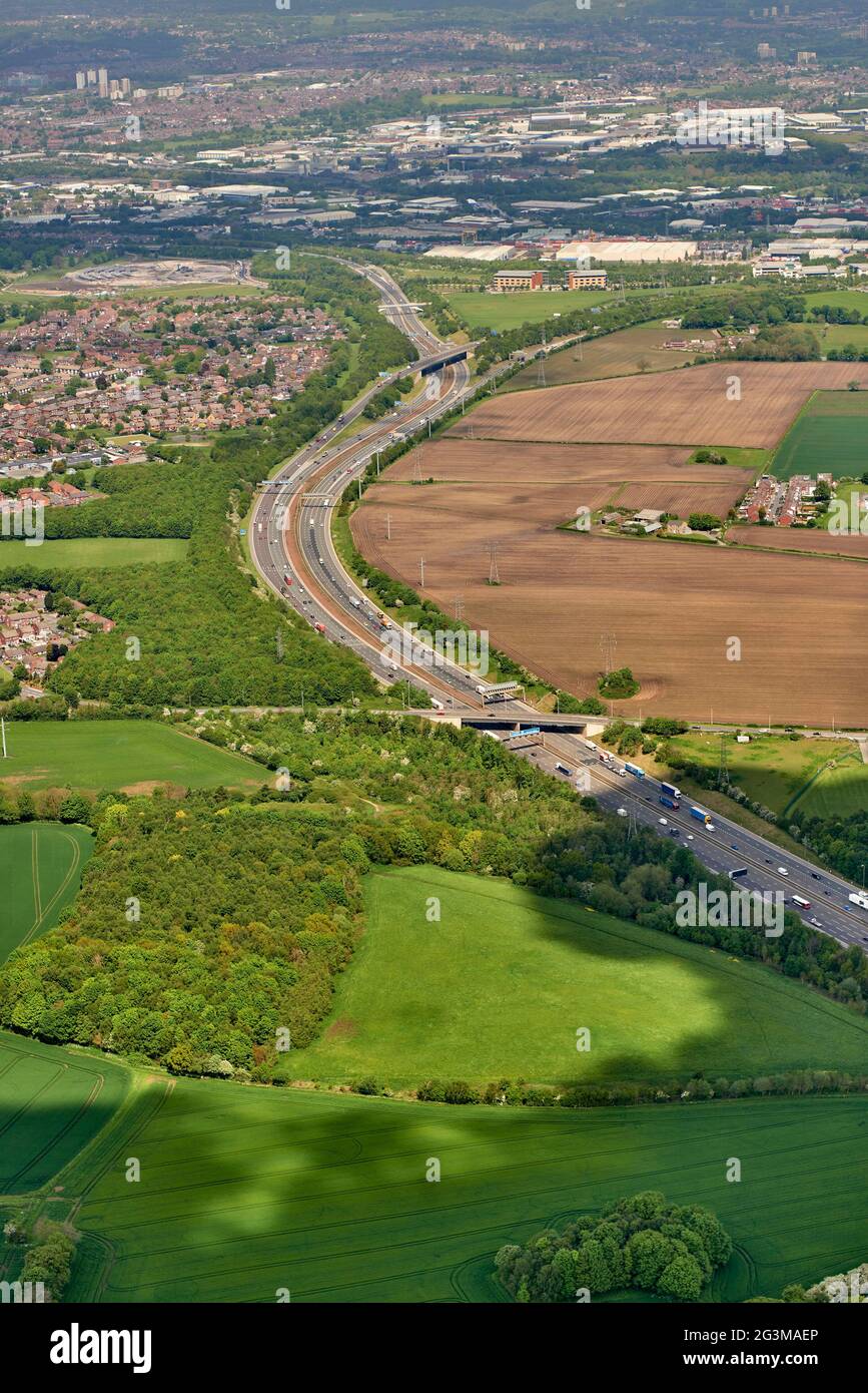 Eine Luftaufnahme, die von Wakefield, West Yorkshire, Nordengland, Großbritannien, die Autobahn M1 nach Leeds hinunterblickt Stockfoto