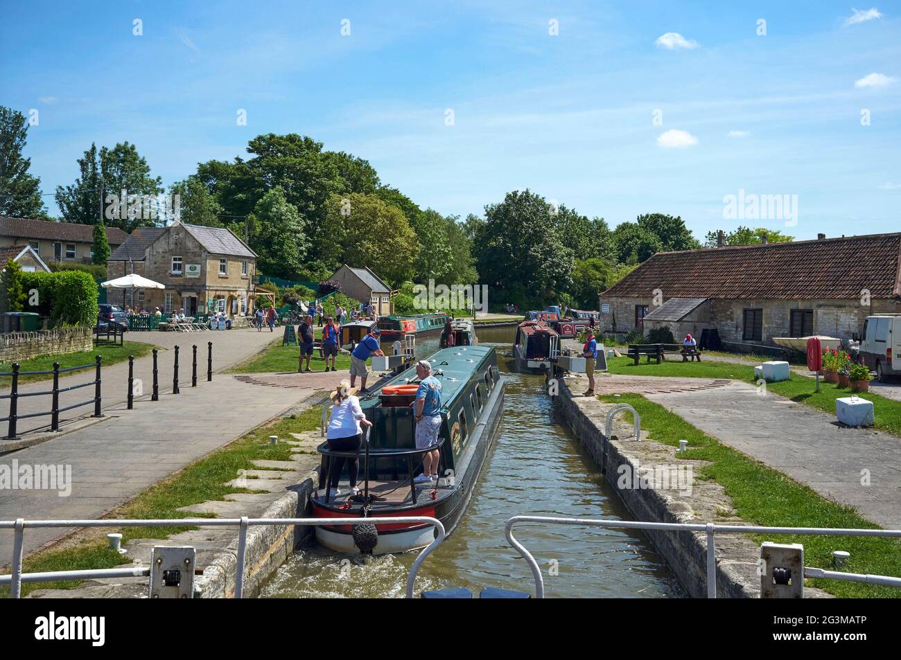 Kanalleben auf dem Kennet & Avon Kanal, einer Schleuse bei Bradford upon Avon, Südwestengland, Großbritannien Stockfoto