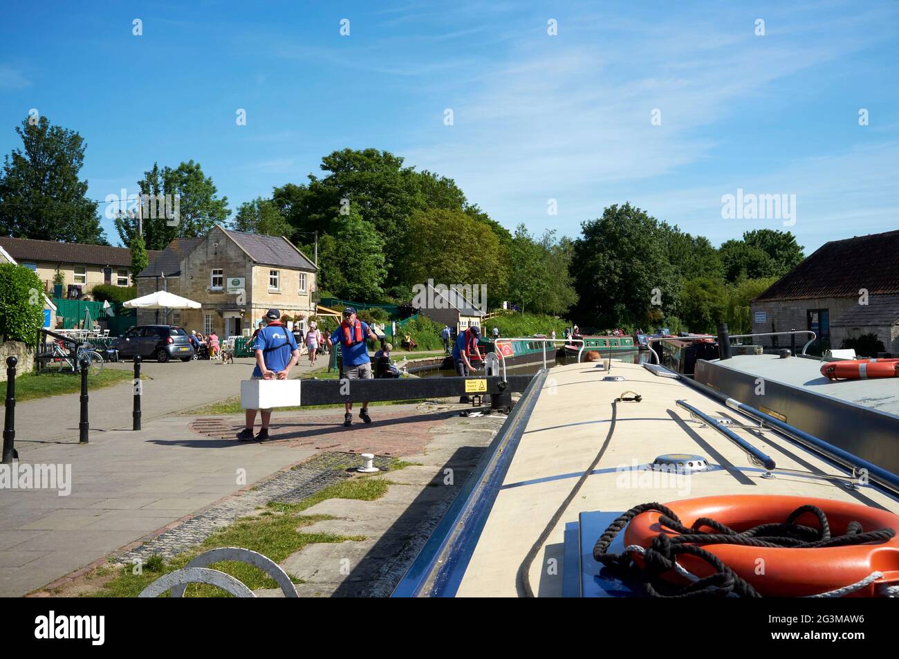 Kanalleben auf dem Kennet & Avon Kanal, einer Schleuse bei Bradford upon Avon, Südwestengland, Großbritannien Stockfoto