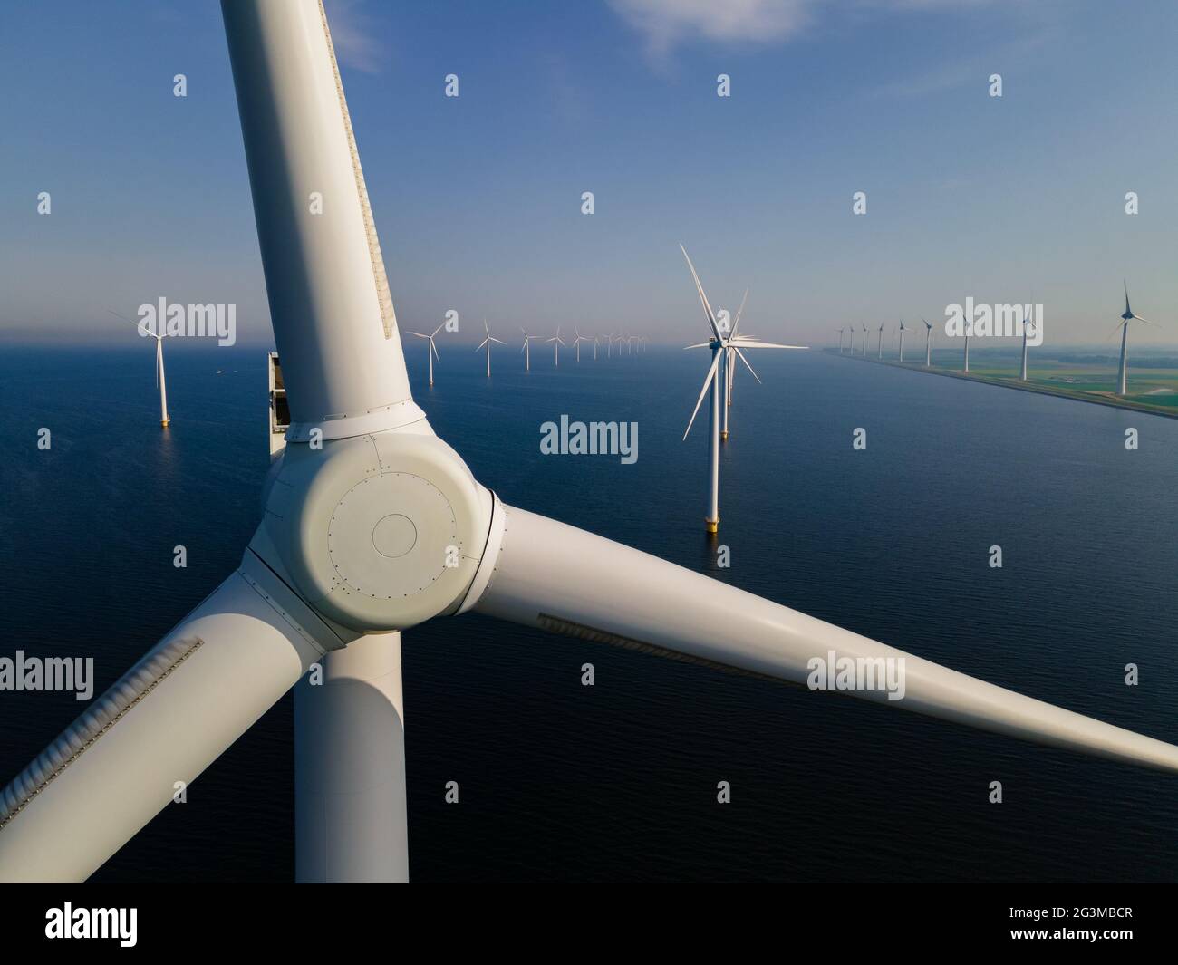 Windturbine aus der Luft, Blick auf die Drohne im Windpark ein Windmühlenpark im See IJsselmeer der größte in den Niederlanden, nachhaltige Entwicklung, erneuerbare Energien. Stockfoto