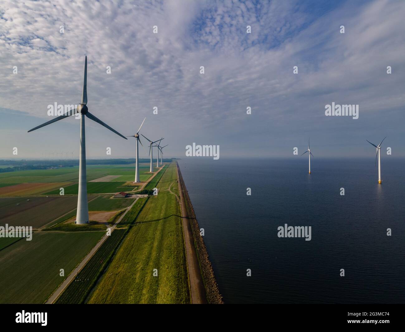 Windturbine aus der Luft, Blick auf die Drohne im Windpark ein Windmühlenpark im See IJsselmeer der größte in den Niederlanden, nachhaltige Entwicklung, erneuerbare Energien. Stockfoto