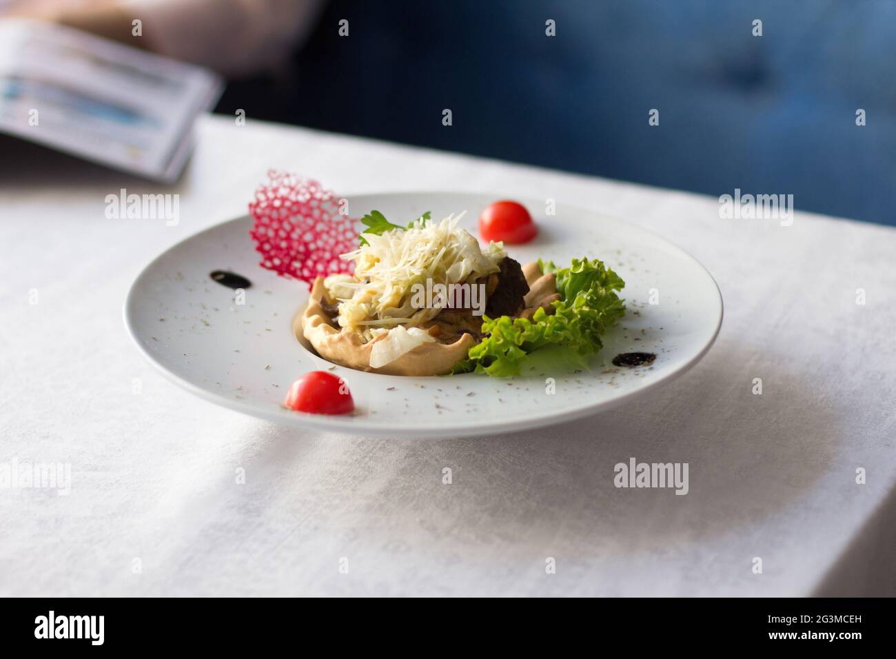 Schön und lecker Essen auf dem Teller Stockfoto