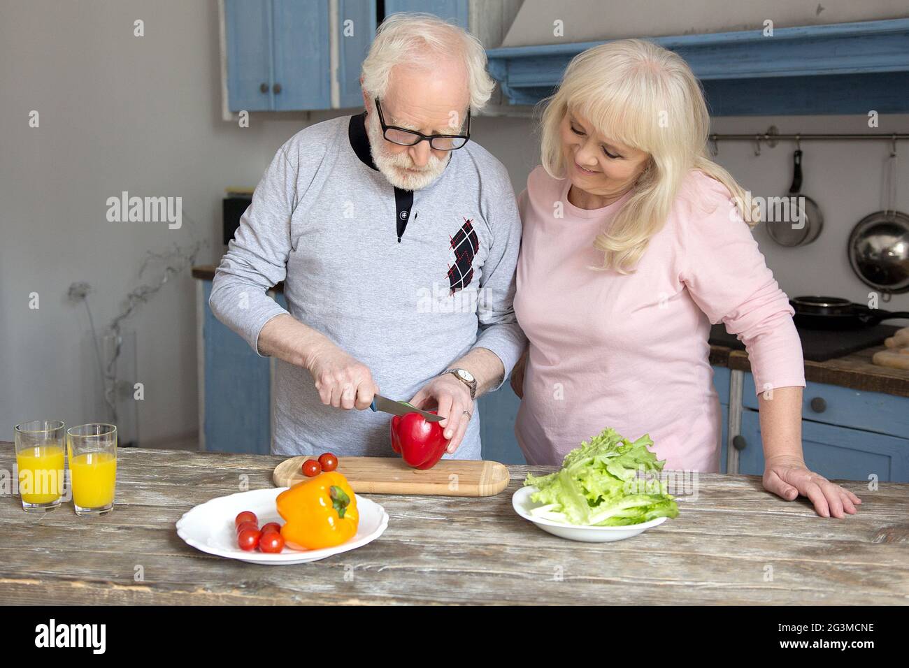 Senior Paar kochen zusammen. Stockfoto