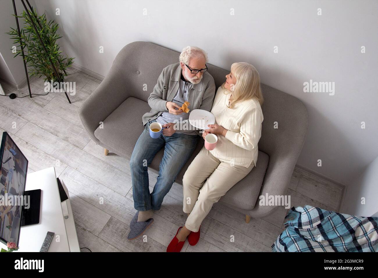 Old Couple Having Coffee Stockfotos Und Bilder Kaufen Alamy