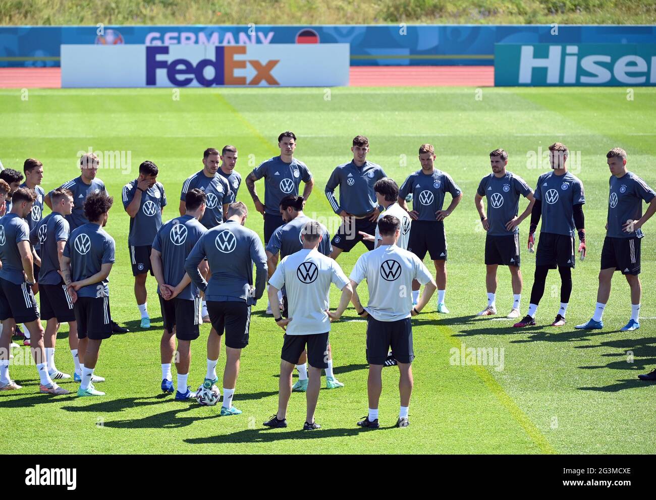 Herzogenaurach, Deutschland. Juni 2021. Fußball: Europameisterschaft, Nationalmannschaftstraining. Bundestrainer Joachim Löw spricht mit seinen Spielern. Quelle: Federico Gambarini/dpa/Alamy Live News Stockfoto