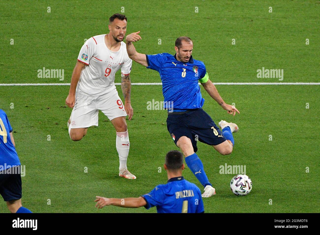 Rom, Italien. Juni 2021. Giorgio Chiellini aus Italien und Haris Seferovic aus der Schweiz im Einsatz während der UEFA Euro 2020 Gruppe A - Italien gegen die Schweiz im Olympiastadion in Rom./LiveMedia Credit: Independent Photo Agency/Alamy Live News Stockfoto
