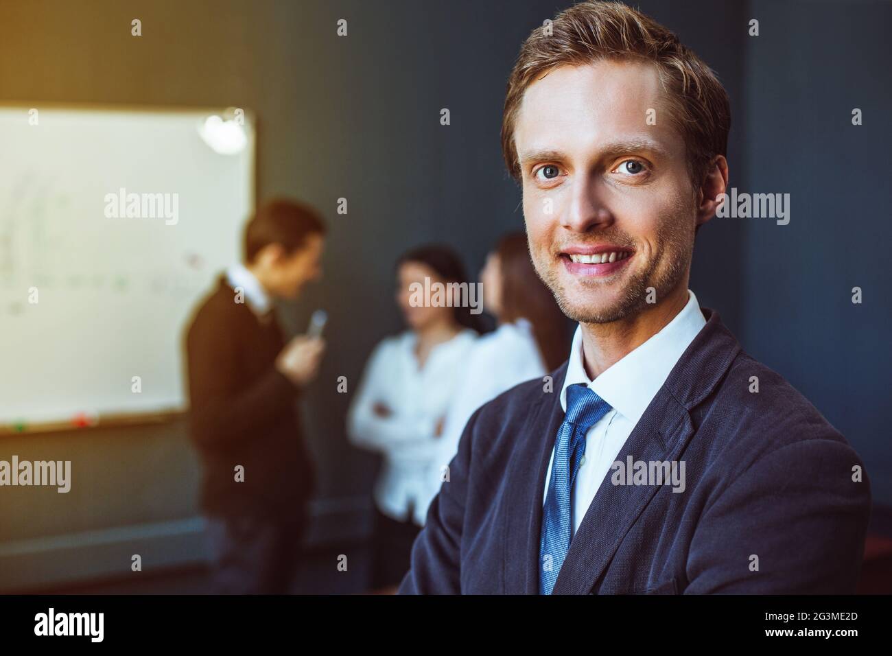 Elegant gekleidete Geschäftsmann im Büro Stockfoto