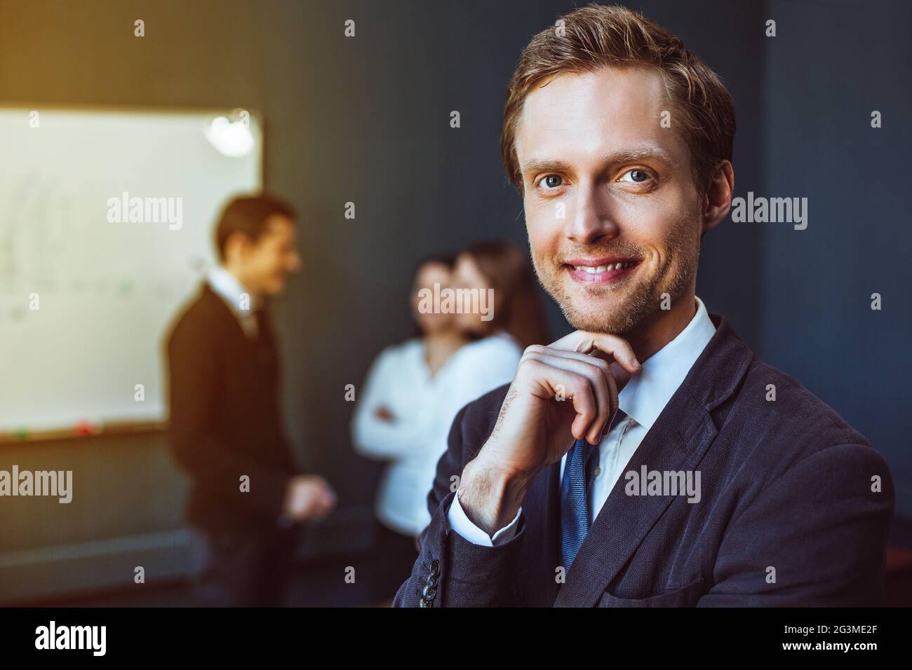 Elegant gekleidete Geschäftsmann im Büro Stockfoto