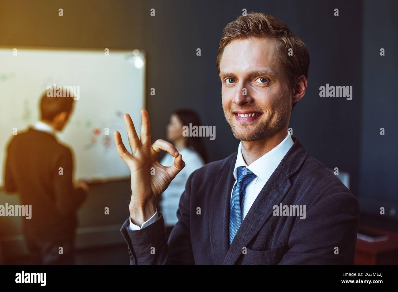 Elegant gekleidete Geschäftsmann im Büro Stockfoto