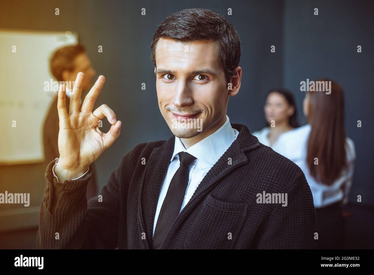 Elegant gekleidete Geschäftsmann im Büro Stockfoto